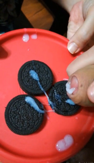 Cumshot on Oreo viral video